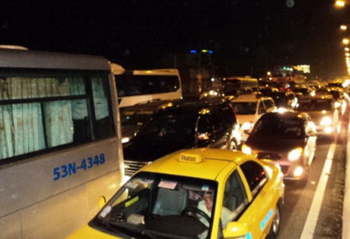 Kẹt xe nghiêm trọng trên xa lộ Hà Nội