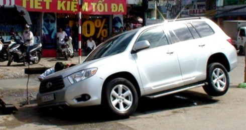 Xe du lịch sập “hố tử thần” giữa trung tâm thành phố