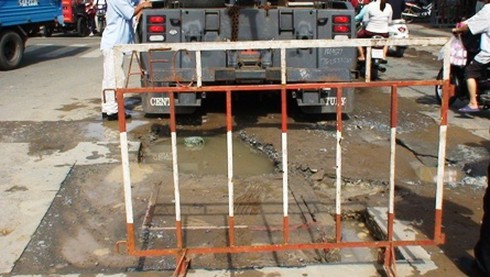 Xe du lịch sập “hố tử thần” giữa trung tâm thành phố