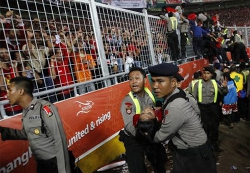 Hai fan Indonesia chết thảm trong trận chung kết SEA games 26