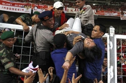 Hai fan Indonesia chết thảm trong trận chung kết SEA games 26