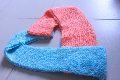 Nữ sinh đan khăn cho trẻ vùng cao