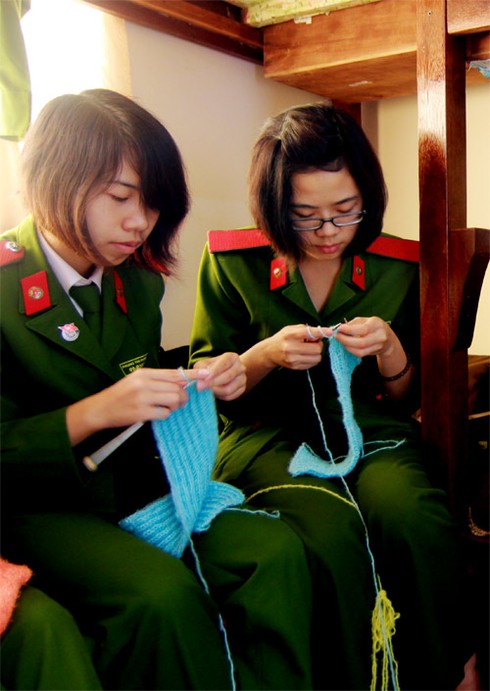 Nữ sinh đan khăn cho trẻ vùng cao