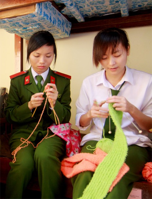 Nữ sinh đan khăn cho trẻ vùng cao