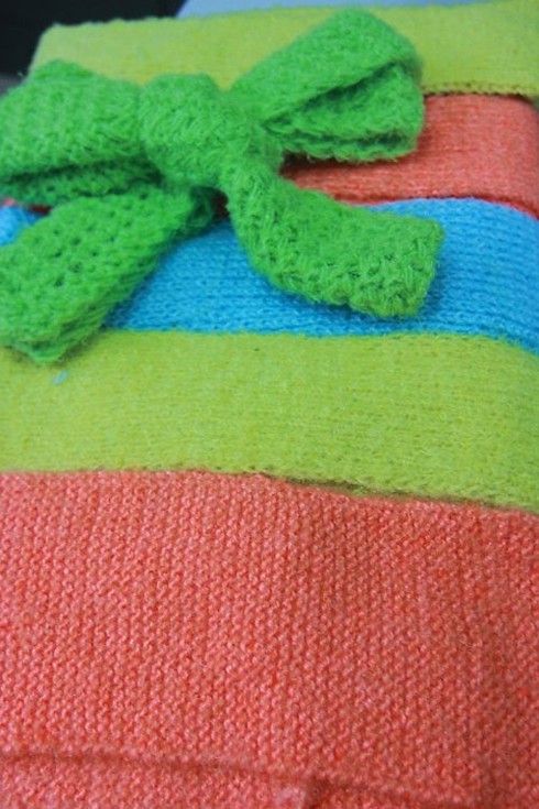 Nữ sinh đan khăn cho trẻ vùng cao