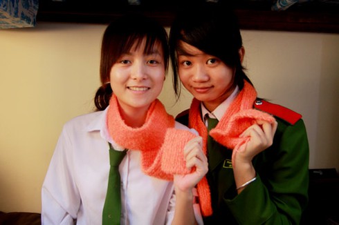 Nữ sinh đan khăn cho trẻ vùng cao