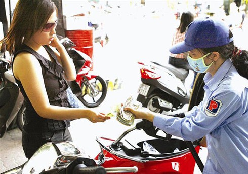 Giá xăng dầu, điện làm `nóng` nghị trường