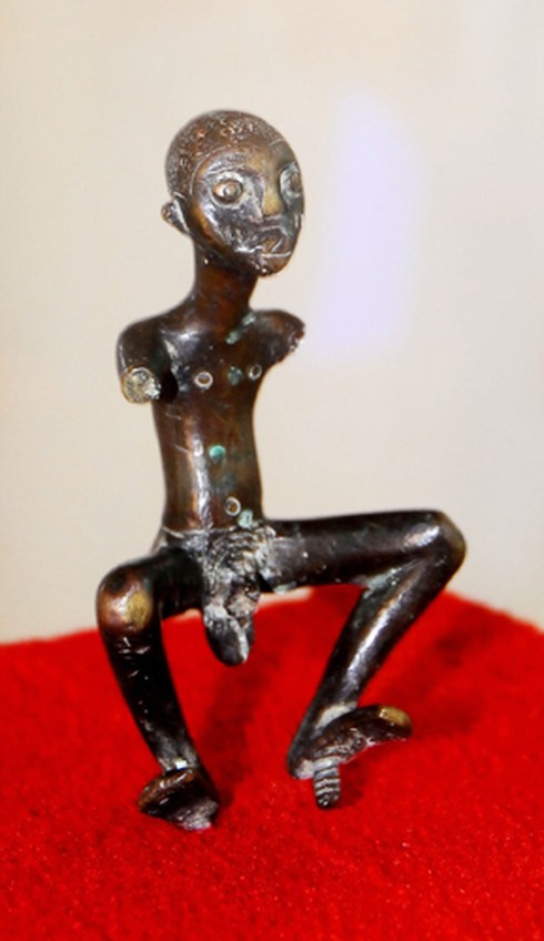 Kỳ bí bức tượng đồng người châu Phi loã thể (Kỳ 1)