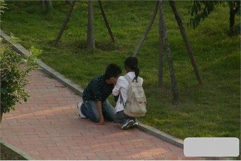 Hình ảnh 'quỳ gối vì tình' gây sốc của giới trẻ