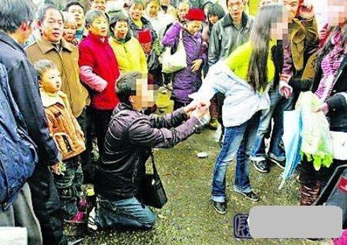 Hình ảnh 'quỳ gối vì tình' gây sốc của giới trẻ