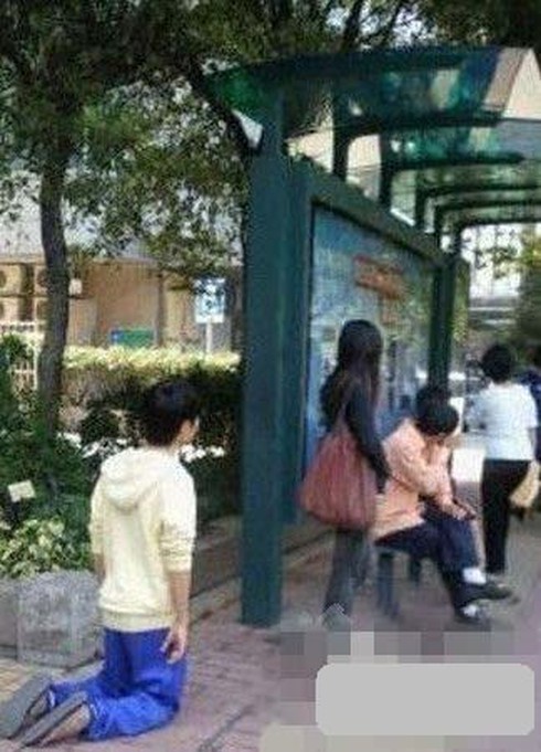 Hình ảnh 'quỳ gối vì tình' gây sốc của giới trẻ