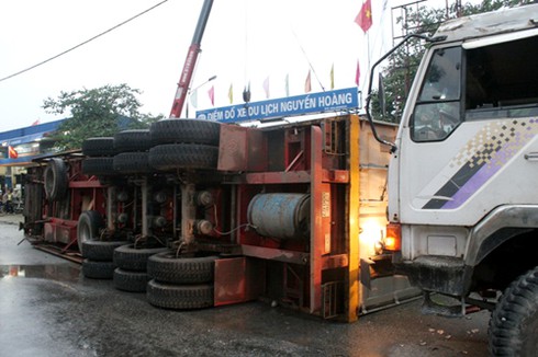 Huế: Xe container chở gỗ lật nhào giữa phố