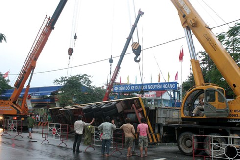 Huế: Xe container chở gỗ lật nhào giữa phố