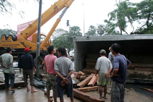 Huế: Xe container chở gỗ lật nhào giữa phố