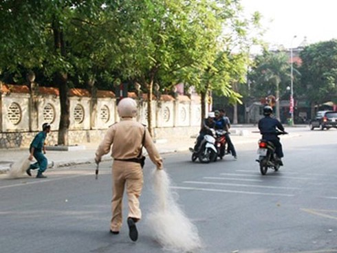 Quăng lưới bắt “quái xế”: Tiểu nông `xé` văn minh đường phố