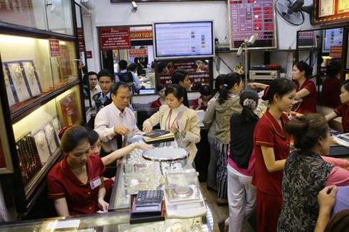 Tấp nập thị trường vàng miếng