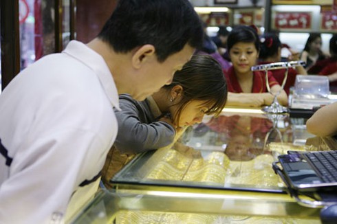 Tấp nập thị trường vàng miếng