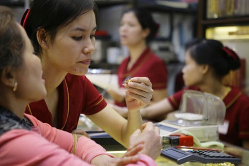 Tấp nập thị trường vàng miếng