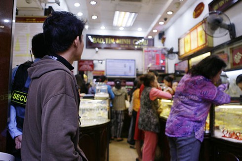 Tấp nập thị trường vàng miếng