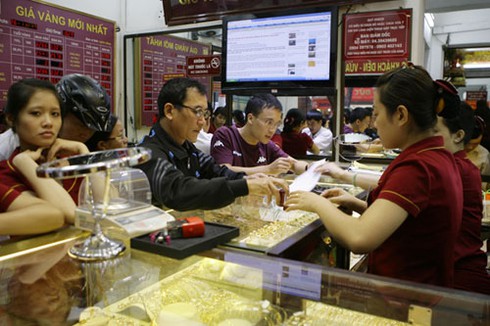 Tấp nập thị trường vàng miếng