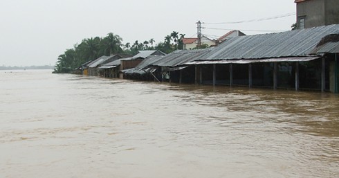 Miền Trung: Mưa lũ làm ngập hàng ngàn ngôi nhà