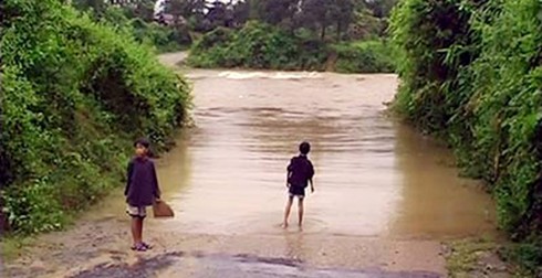 Quảng Nam: 47 hộ dân bị cô lập do sập cầu treo