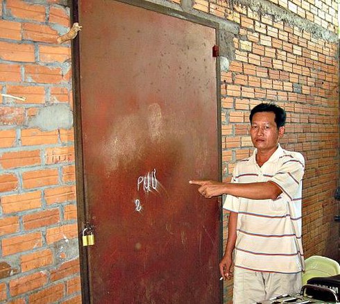 Người mẹ nhốt con vào cũi đi bán vé số