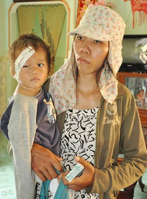 Người mẹ nhốt con vào cũi đi bán vé số