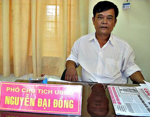 Người mẹ nhốt con vào cũi đi bán vé số