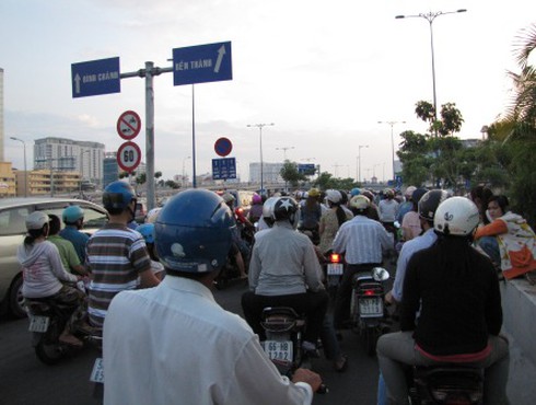 Hầm Thủ Thiêm bát nháo vì khách tham quan