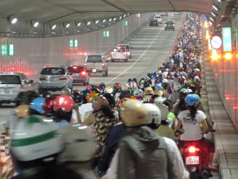 Hầm Thủ Thiêm bát nháo vì khách tham quan