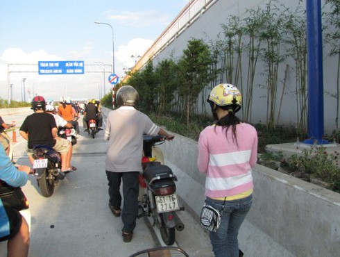 Hầm Thủ Thiêm bát nháo vì khách tham quan