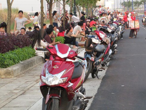 Hầm Thủ Thiêm bát nháo vì khách tham quan