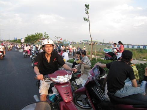 Hầm Thủ Thiêm bát nháo vì khách tham quan