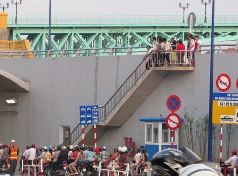 Hầm Thủ Thiêm bát nháo vì khách tham quan