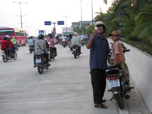 Hầm Thủ Thiêm bát nháo vì khách tham quan