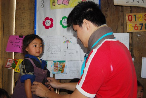 Trẻ em Mù Cang Chải hân hoan nhận áo ấm mới