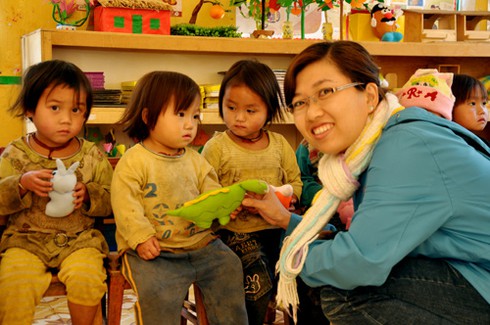 Trẻ em Mù Cang Chải hân hoan nhận áo ấm mới