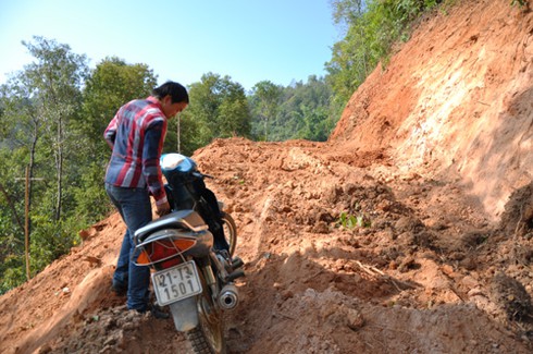 Trẻ em Mù Cang Chải hân hoan nhận áo ấm mới