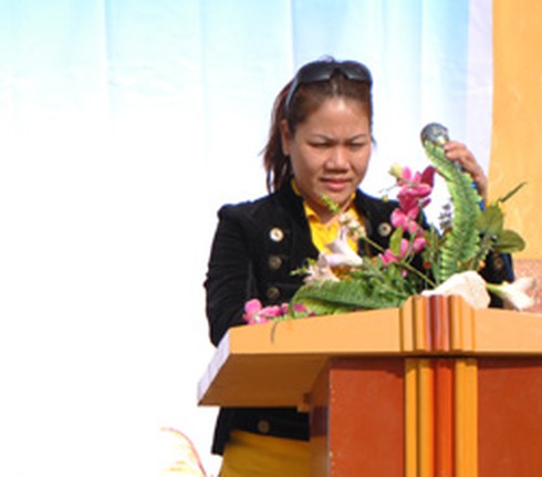 Trẻ em Mù Cang Chải hân hoan nhận áo ấm mới