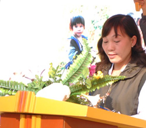 Trẻ em Mù Cang Chải hân hoan nhận áo ấm mới