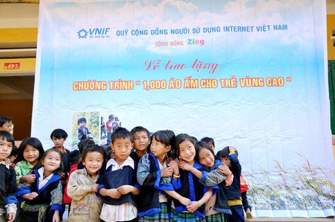 Trẻ em Mù Cang Chải hân hoan nhận áo ấm mới