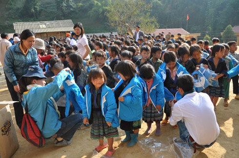 Trẻ em Mù Cang Chải hân hoan nhận áo ấm mới