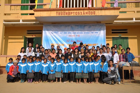 Trẻ em Mù Cang Chải hân hoan nhận áo ấm mới