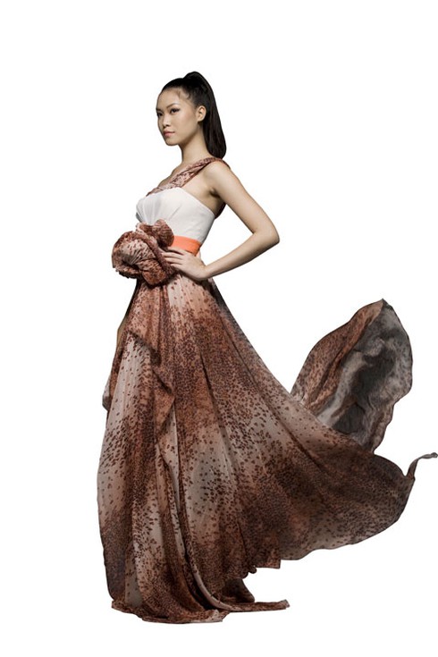 Hoa cỏ, sọc caro lên ngôi thời trang Xuân Hè 2012