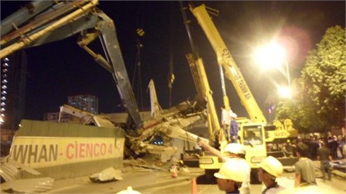 Xe bơm bê tông đổ ngang đường, nhiều người thoát chết gang tấc