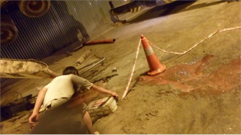 Xe bơm bê tông đổ ngang đường, nhiều người thoát chết gang tấc