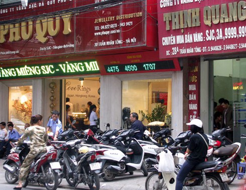 Tấp nập thị trường vàng miếng