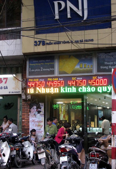 Tấp nập thị trường vàng miếng