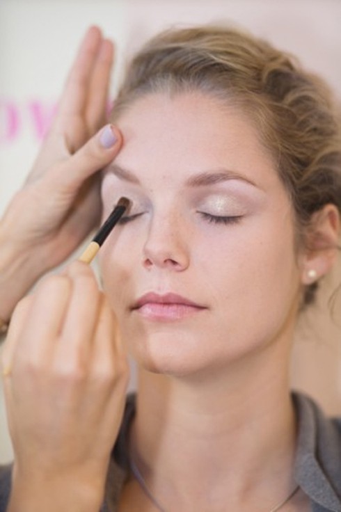 Trang điểm đi dự tiệc với 10 bước đơn giản